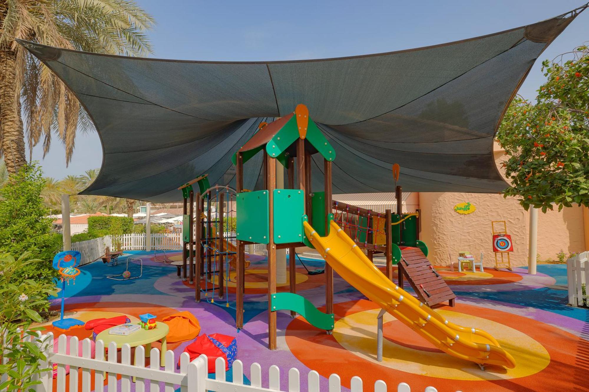 Al Habtoor Grand Resort, Autograph Collection Dubai Esterno foto Playground at the school