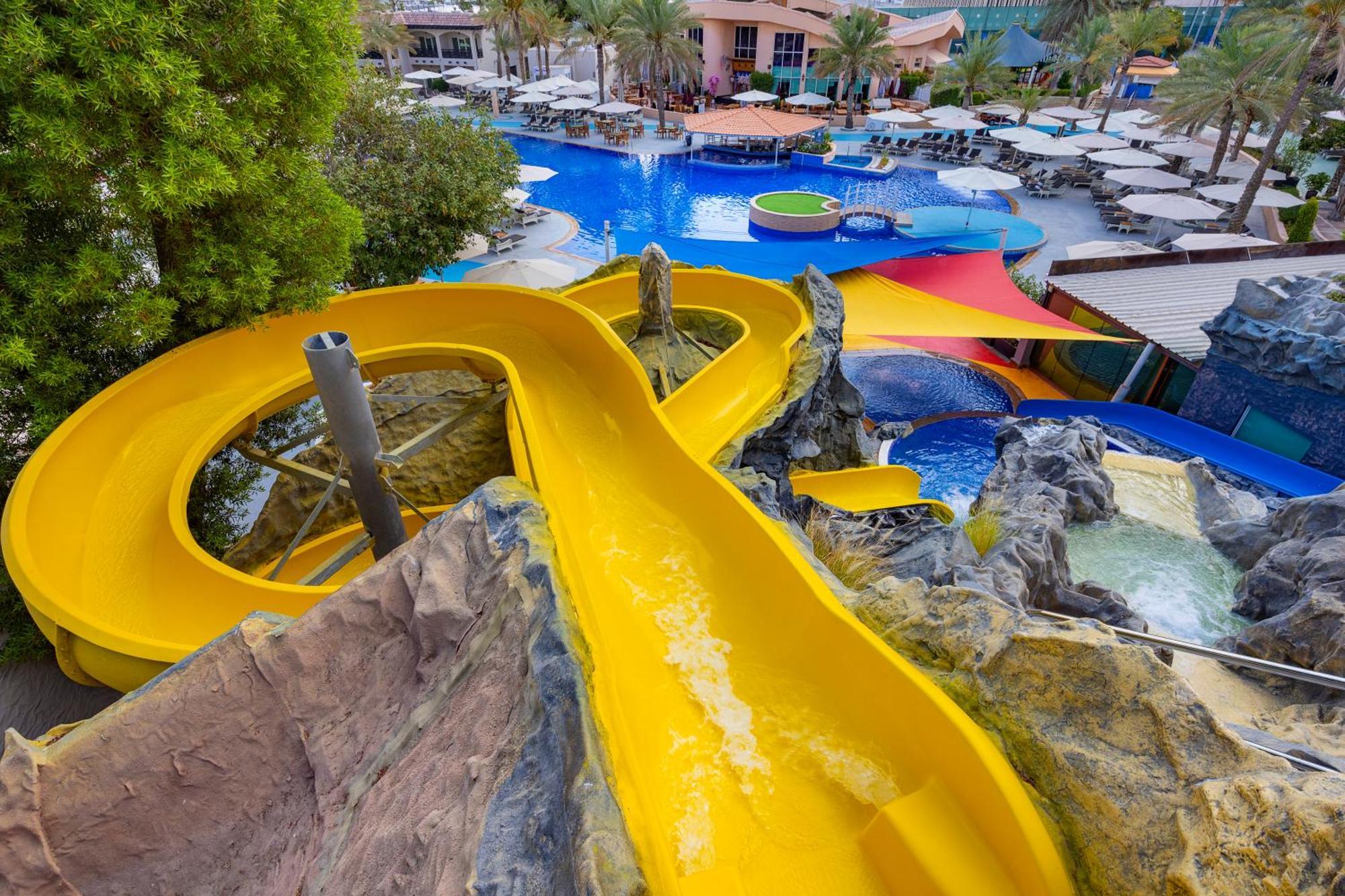 Al Habtoor Grand Resort, Autograph Collection Dubai Esterno foto The water park at the Atlantis Paradise Island resort