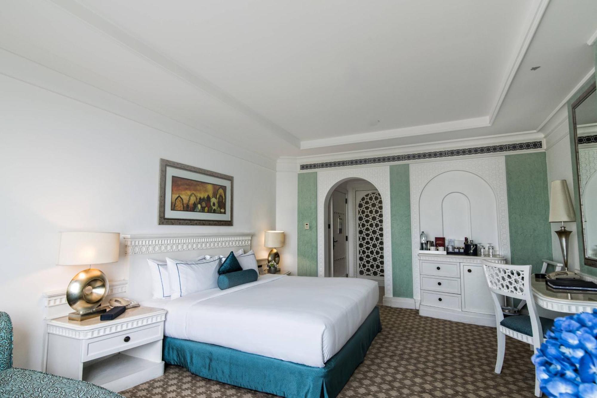 Al Habtoor Grand Resort, Autograph Collection Dubai Esterno foto A room at the Taj Bengal