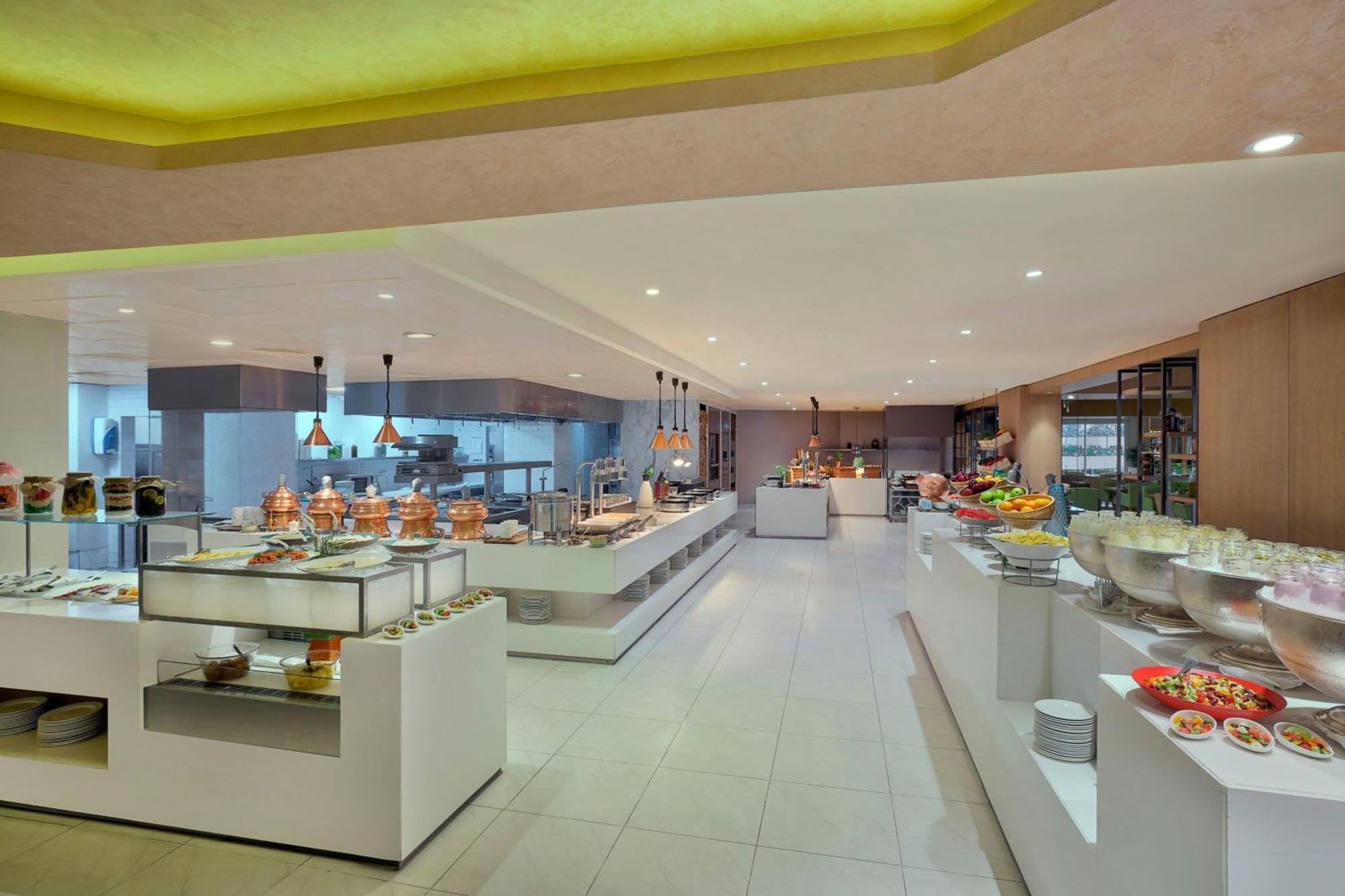 Al Habtoor Grand Resort, Autograph Collection Dubai Esterno foto The buffet at the hotel