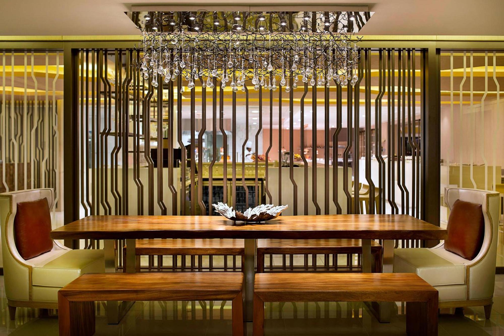 Al Habtoor Grand Resort, Autograph Collection Dubai Esterno foto The interior of the lounge