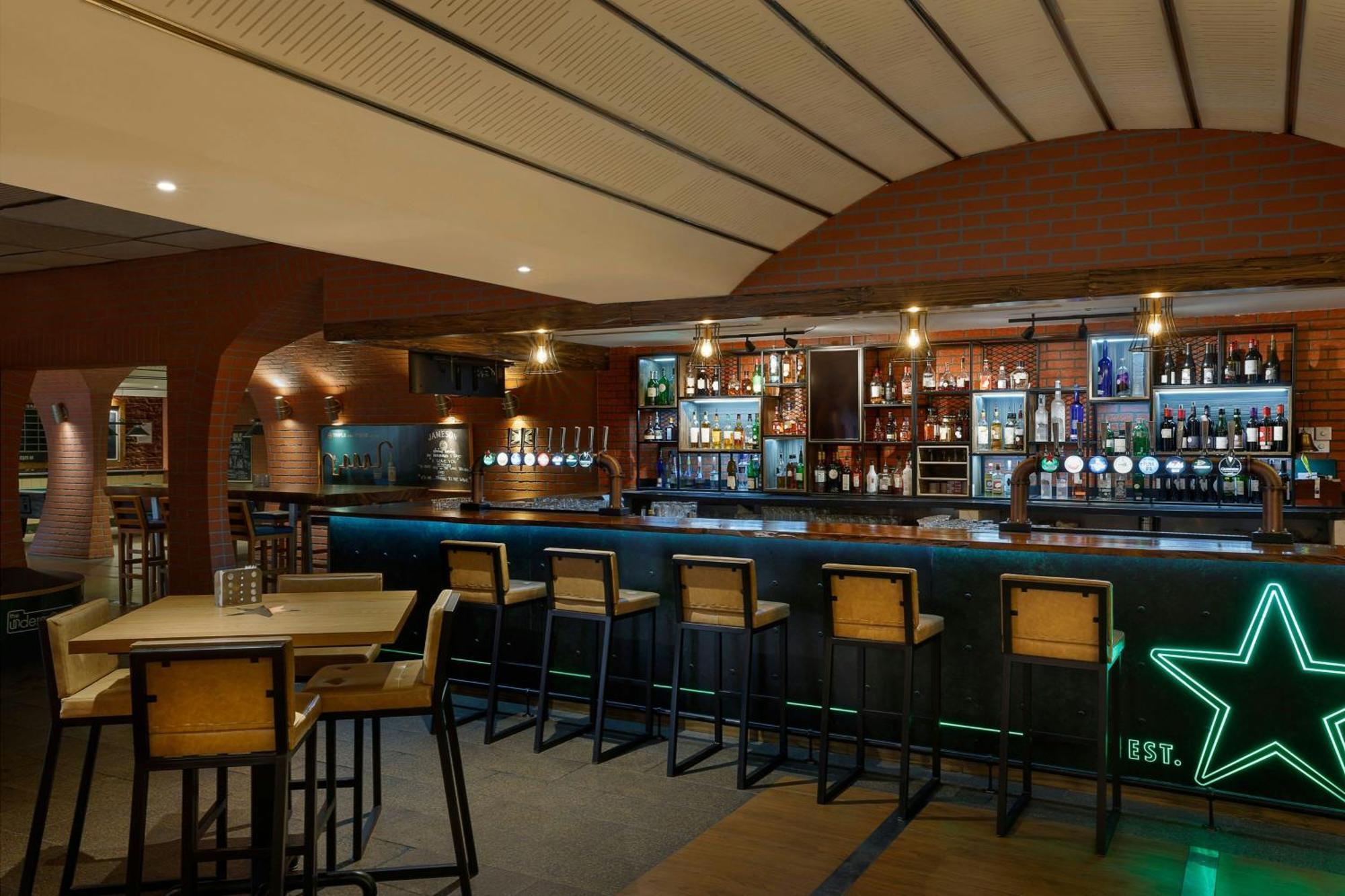Al Habtoor Grand Resort, Autograph Collection Dubai Esterno foto The bar at the 1900