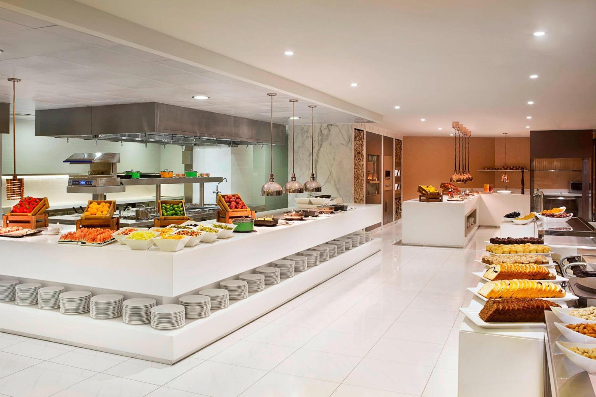 Al Habtoor Grand Resort, Autograph Collection Dubai Esterno foto The buffet at the hotel