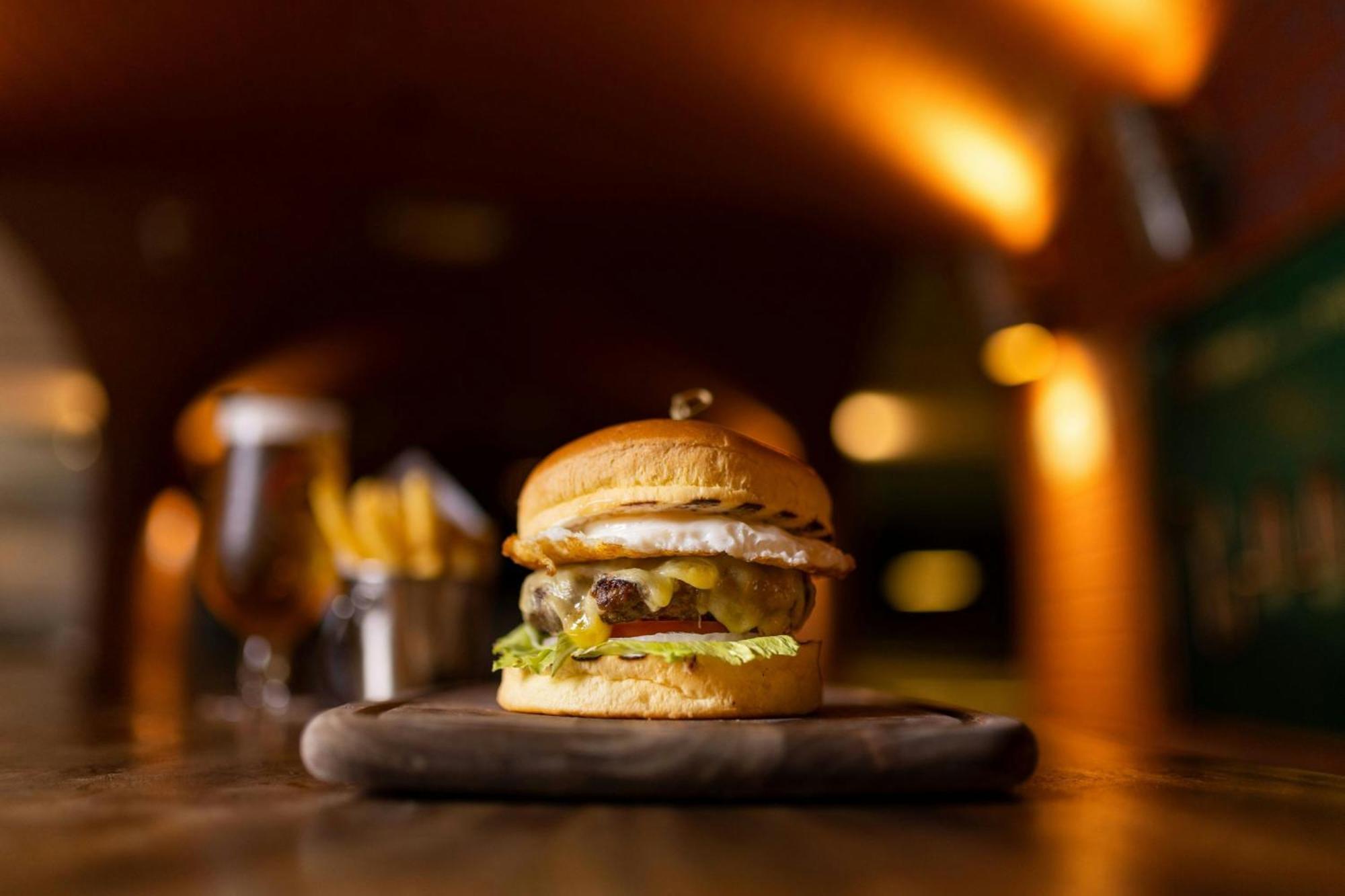 Al Habtoor Grand Resort, Autograph Collection Dubai Esterno foto A burger at the restaurant