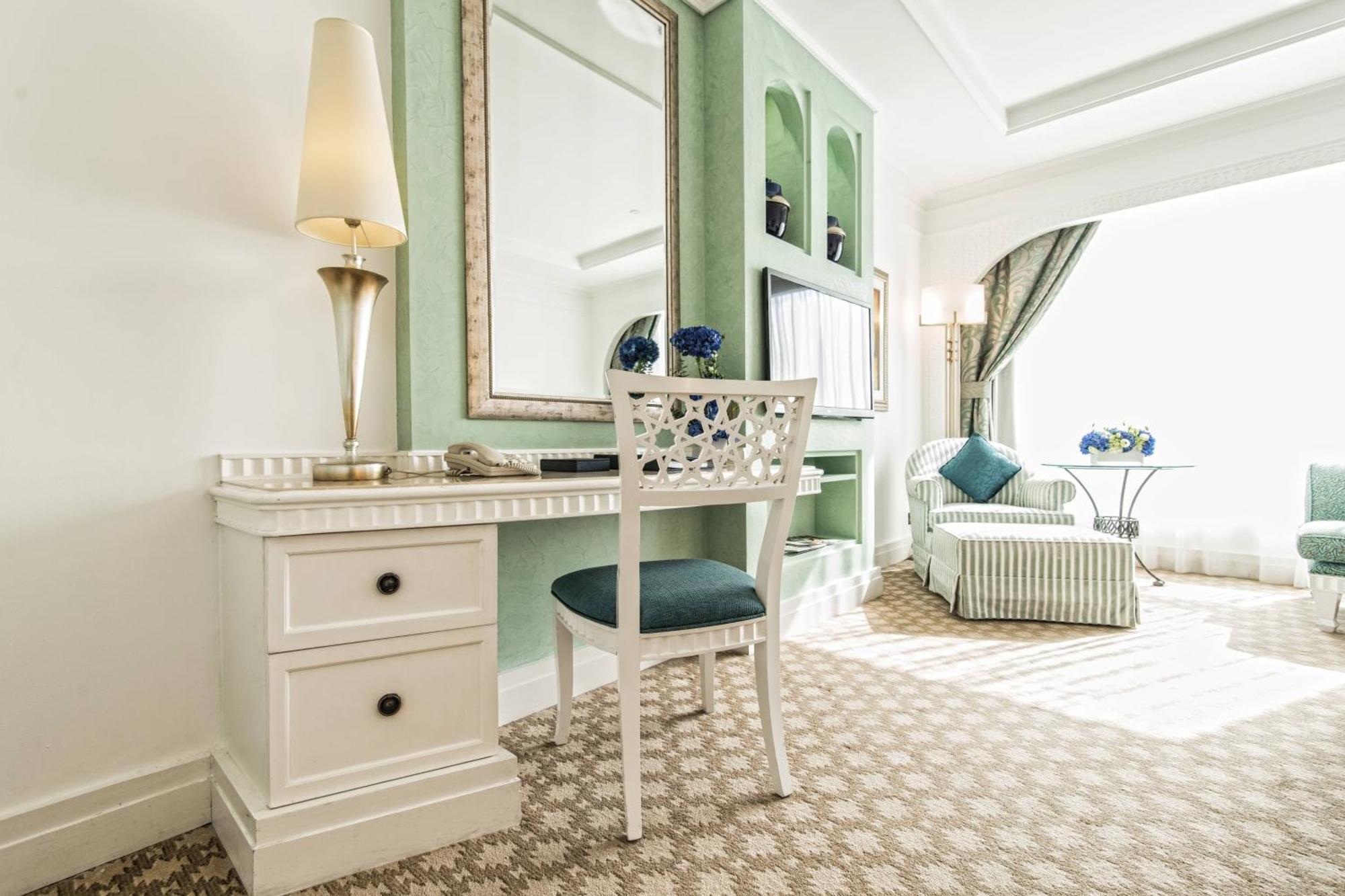 Al Habtoor Grand Resort, Autograph Collection Dubai Esterno foto A dressing table