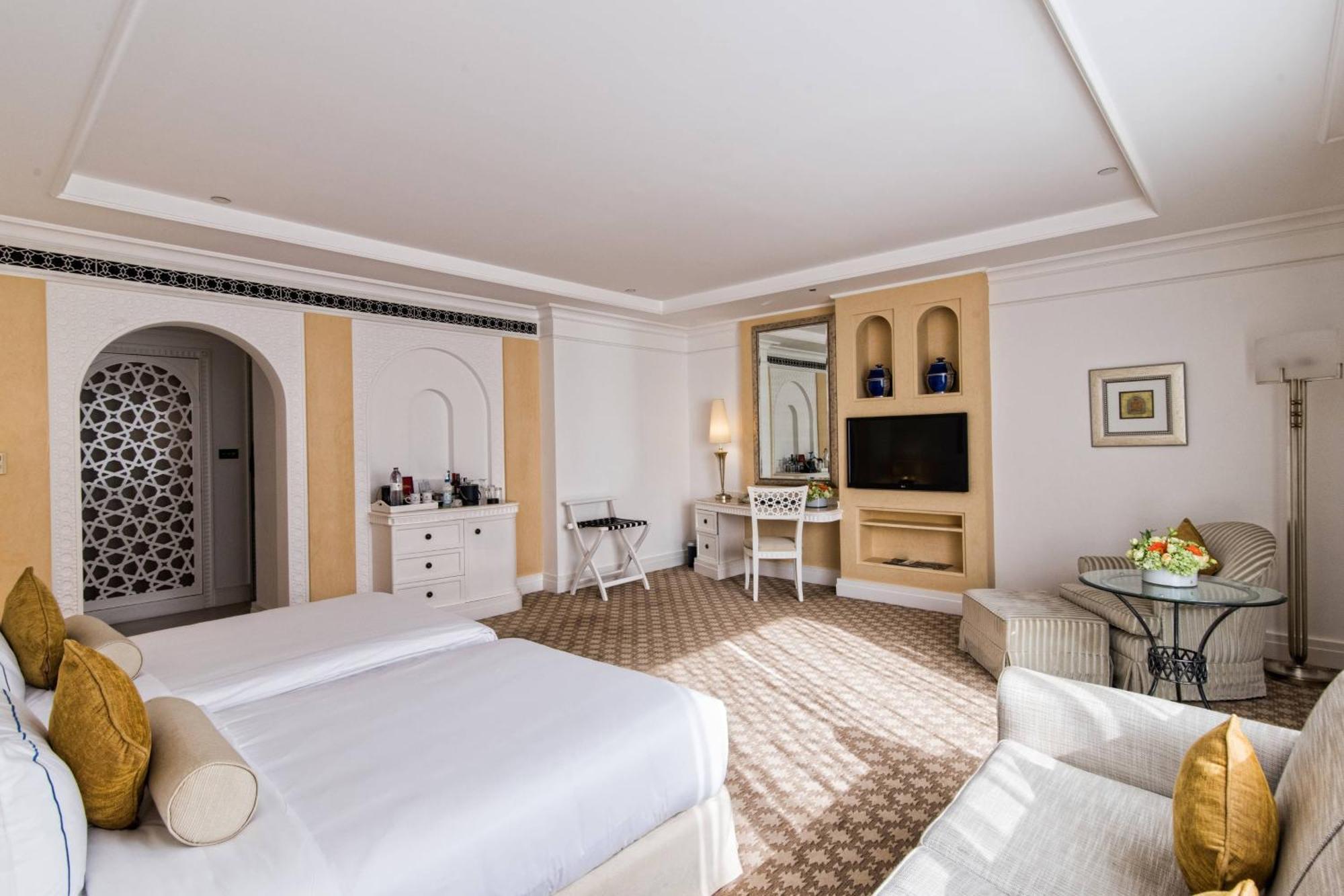 Al Habtoor Grand Resort, Autograph Collection Dubai Esterno foto A room at the Taj Mahal Palace