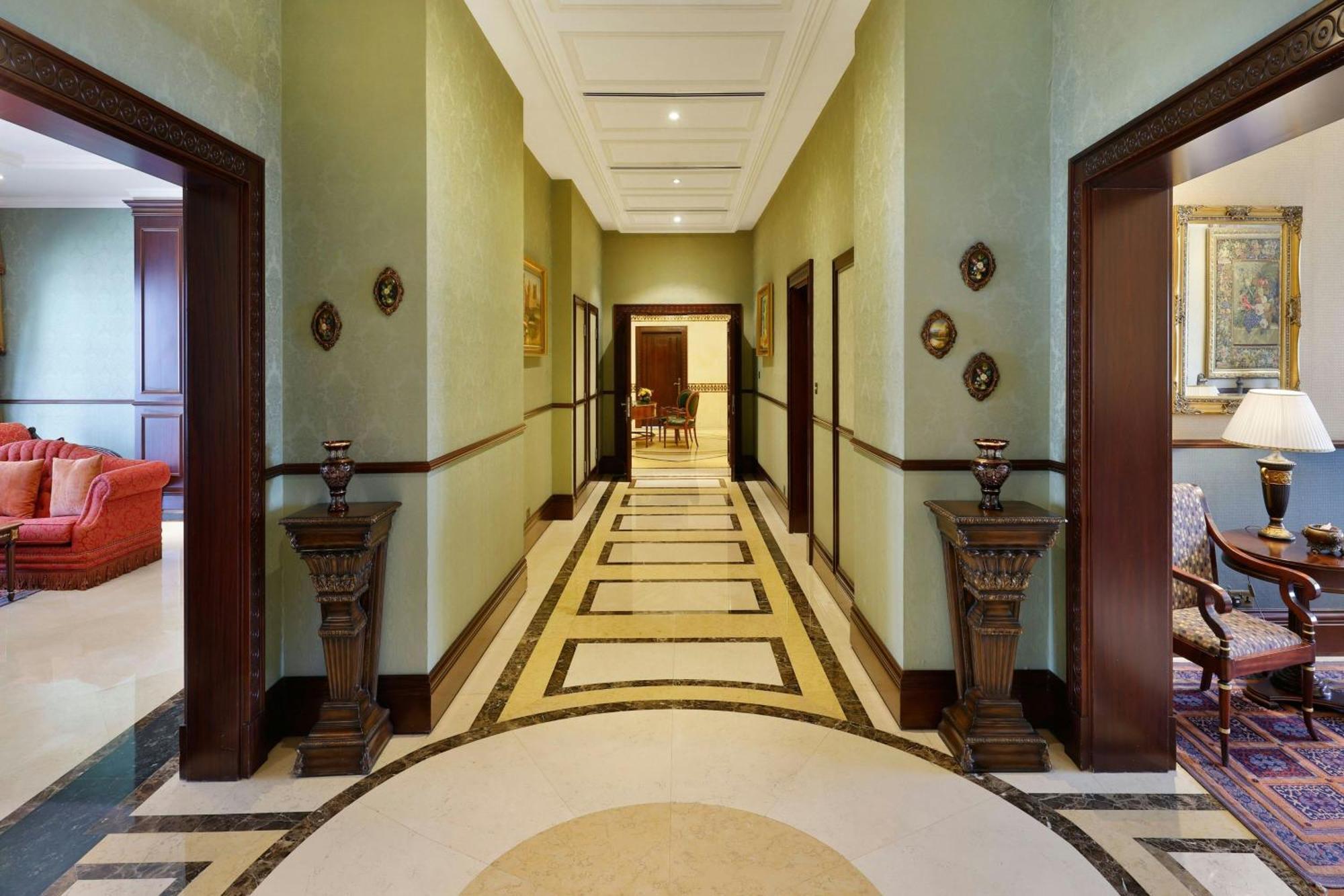 Al Habtoor Grand Resort, Autograph Collection Dubai Esterno foto A corridor