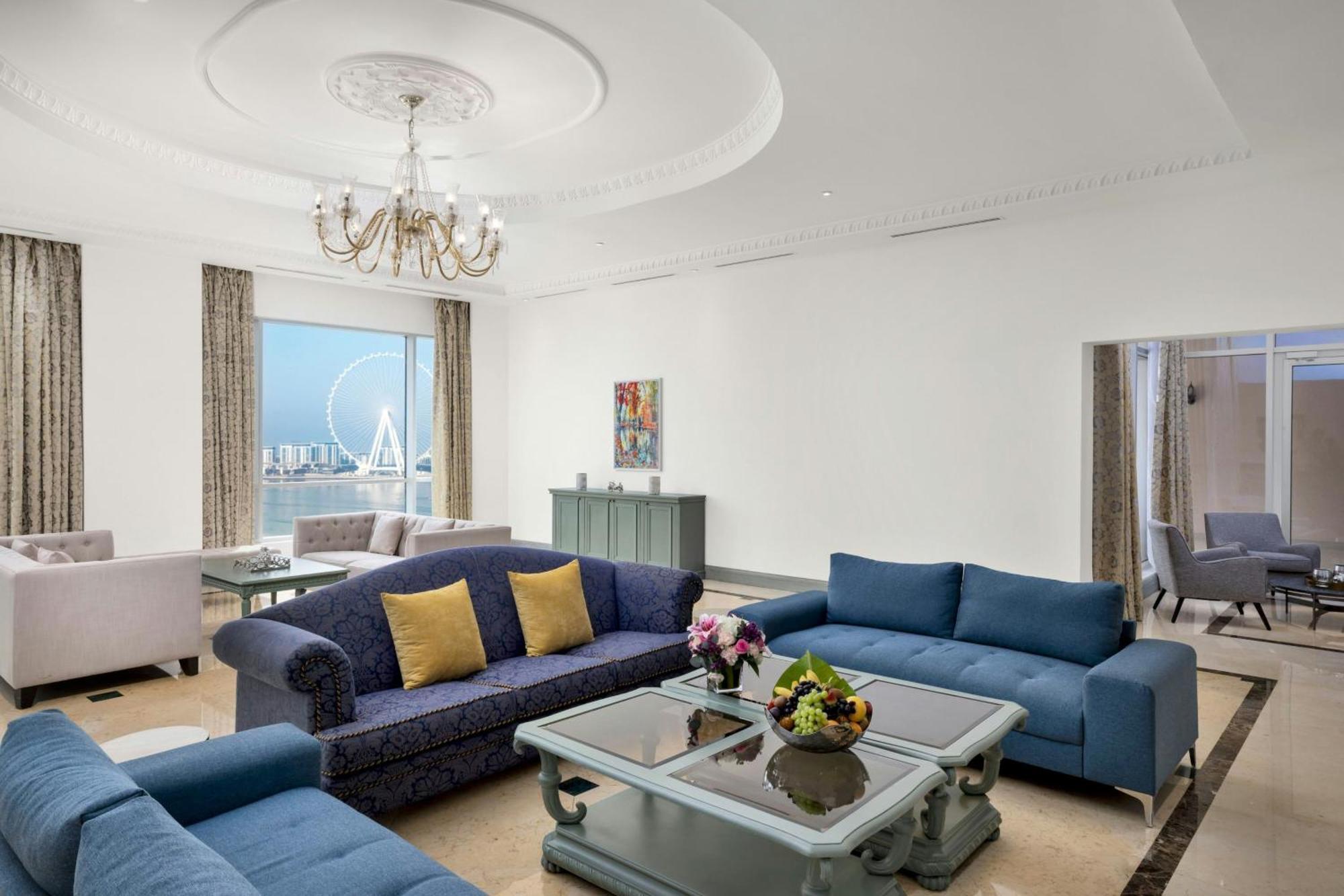 Al Habtoor Grand Resort, Autograph Collection Dubai Esterno foto A living room in a suite at the Jumeirah Atlantis