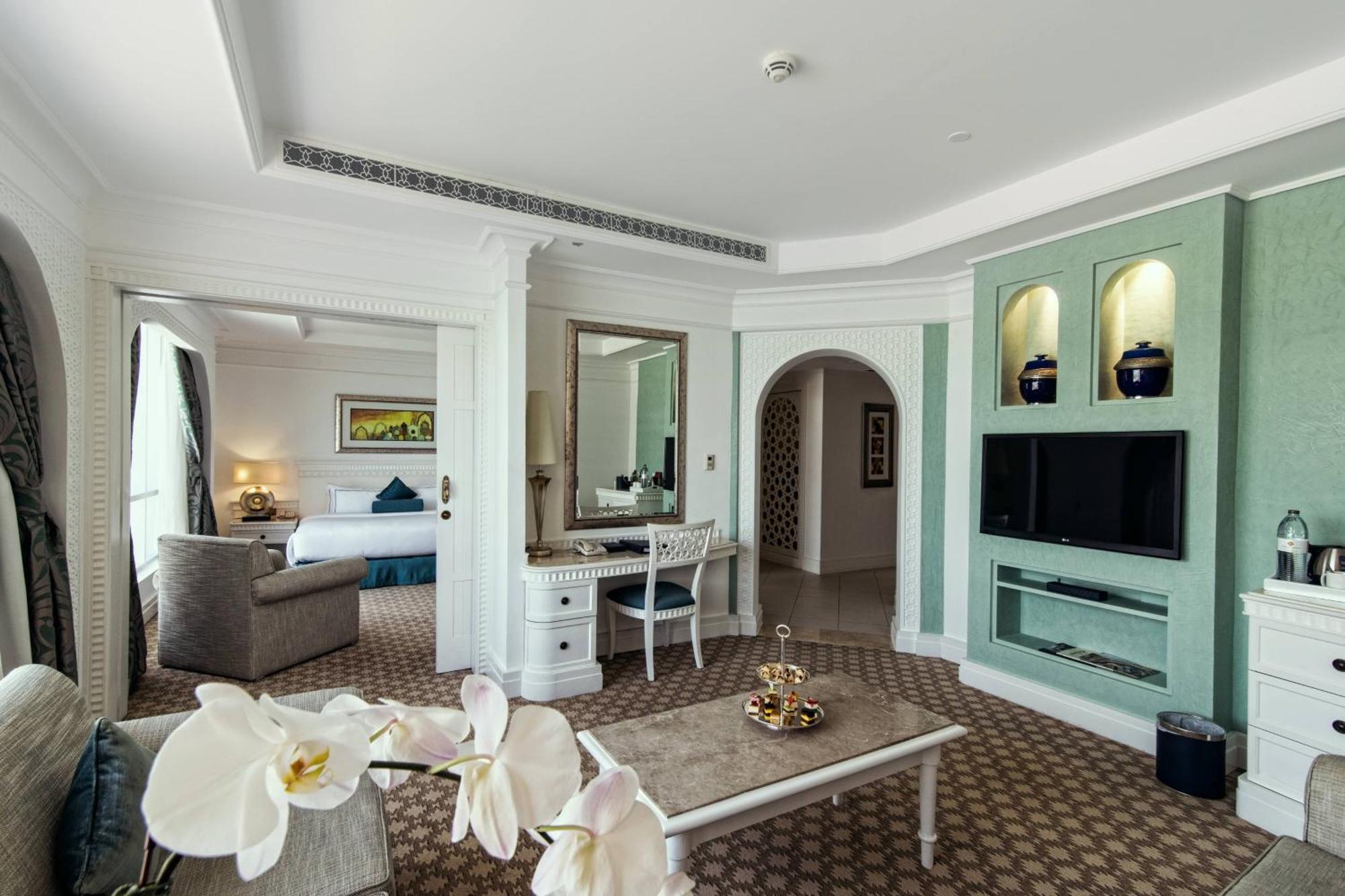 Al Habtoor Grand Resort, Autograph Collection Dubai Esterno foto A suite at the hotel